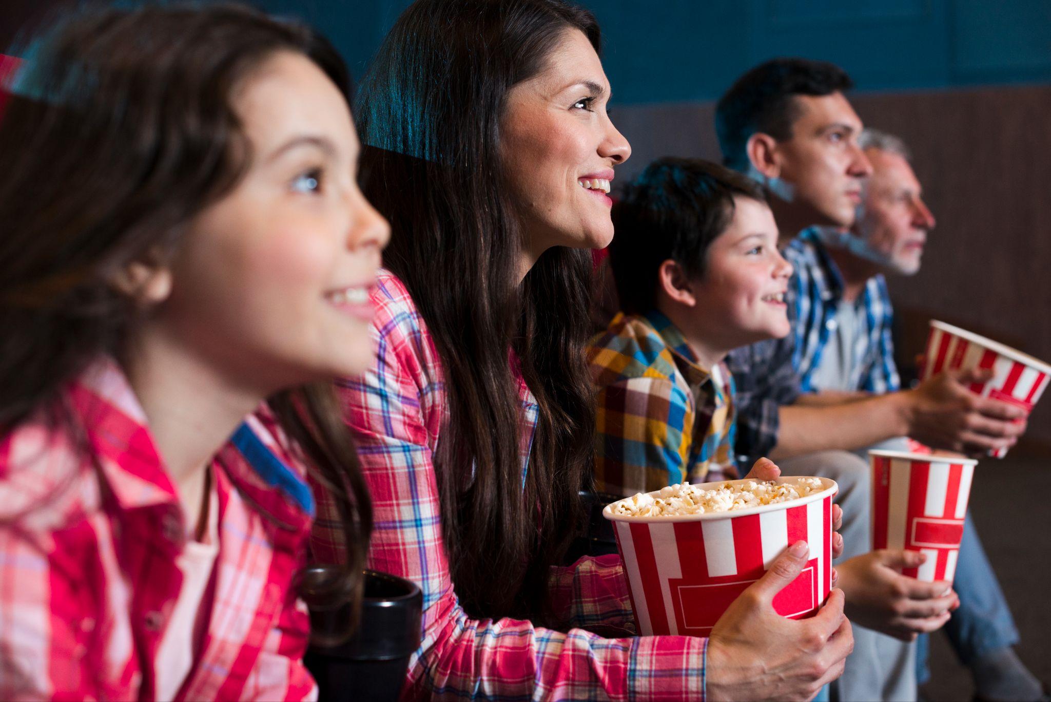 Personas viendo una película en el cine